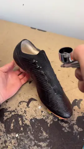 Botines pintados a negro total, te gustan ??? ##botinesdefutbol##futbolargentino##fyp##viral##fypシ##parati##botinesnegros##blackout