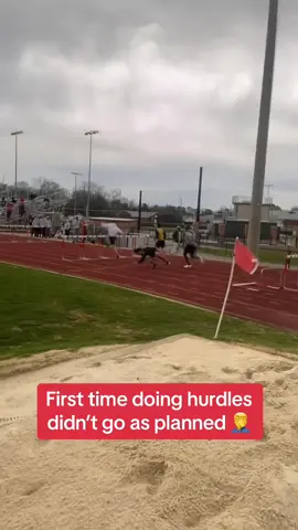 You got it next time 👏 @Luho 🅿️🎯  (Via @Kerrell…🕹️ ) #hurdles #highschoolsports #uhoh #trackandfield #fail #nexttime 
