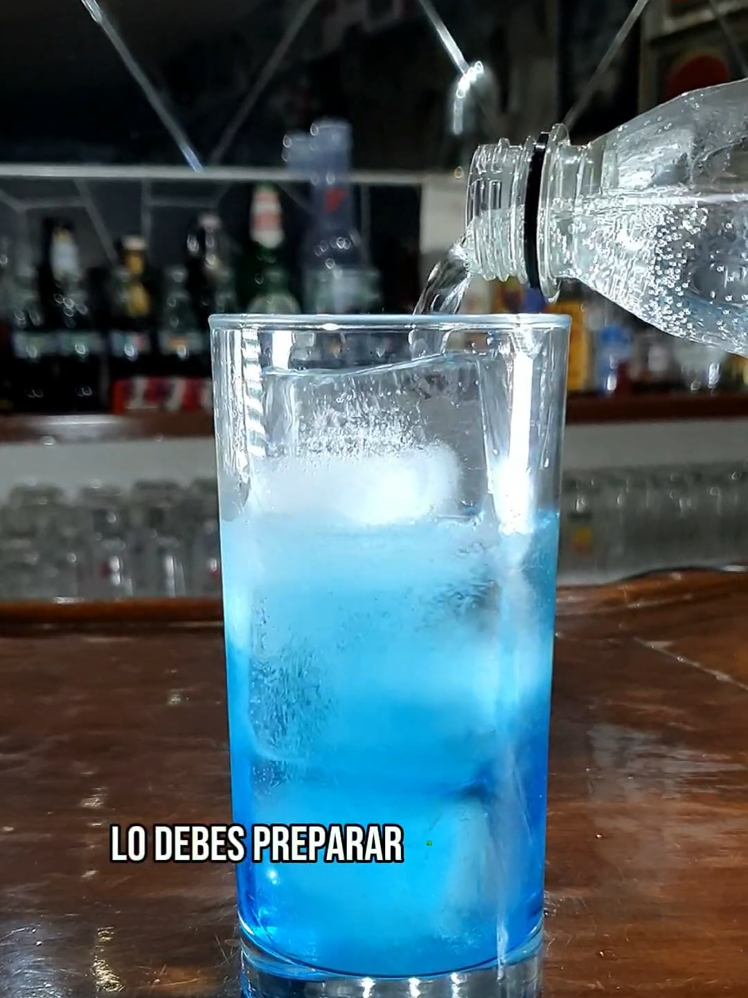 El Blue Lagoon es un cocktail como decimos, muy fácil de preparar pero lo cierto es que no todo el mundo lo prepara bien. El Blue Lagoon es un cóctel francés a base de Curaçao azul mezclado con vodka y limonada. Por lo general, se adorna con una rodaja de naranja o una rodaja de limón. . . #coctel  #cocteleria  #cocteles  #paraelcalor  #coctelesfaciles  #bluelagoon   #vodkadrinks  #drinks