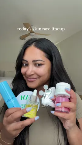 I’ve recently started incorporating gua sha into my skincare routine 🙌 trying to have a snatched jaw by summer😍 #guasha #skincarelineup #skincareroutine #dryskincareroutine #dryskinproducts @Skinfix @4AM @laneige_us @Kiehl’s Since 1851 @Clarins USA 
