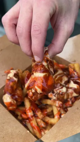 SAUCE IS BOSS here at Halal Bros🤌🏻 Get a load of these Wings to satisfy all your cravings this week 🍗 #halalfood #halalbros #wings 