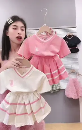 Sét áo cổ V và chân váy xếp ly cho bé gái #set #setaovay #setaochanvay #setaovaychobe #setxinhchobe #WomenInSports #master2023bytiktok #xh #trending #xuhuong #thoitrangnu 