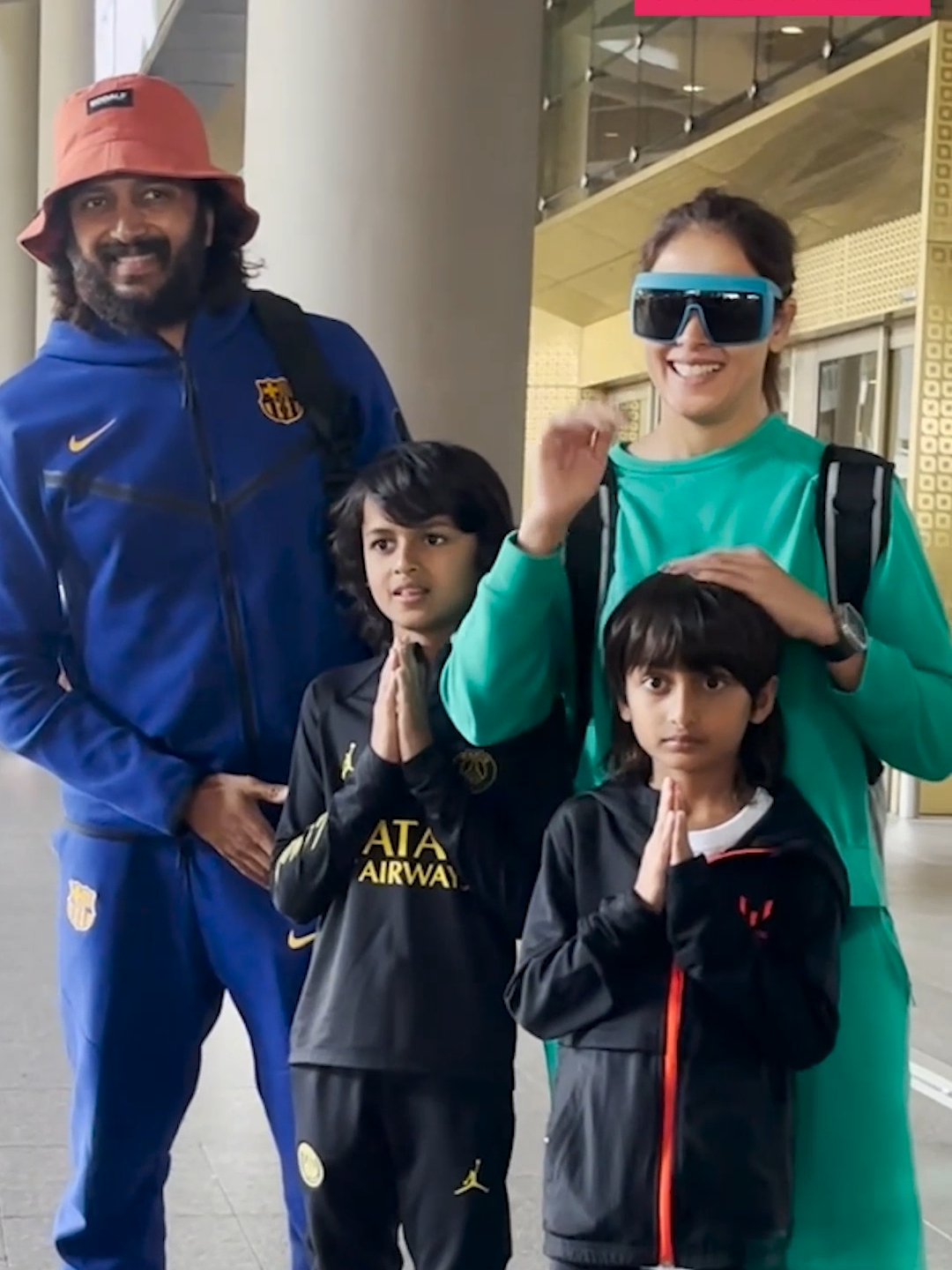 The adorable lovebirds Riteish and Genalia with their munchkins are back to the bay ✈️ These cuties surely know how to win hearts. The way they greet the paps? Just really sweet! 🙏🏻❤️ #geneliadeshmukh #riteishdeshmukh #bollywood #family #pinkvilla