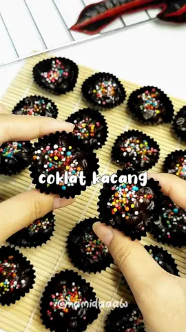 bikin coklat kacang cuma 2 bahan, buat isian toples lebaran nanti✨ #fyp #coklatkacang #kuelebaran #idekuelebaran #isitopleslebaran #kacangcoklat 