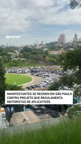 Motoristas de aplicativo se reuniram na manhã desta terça-feira (2) em frente ao Estádio do Pacaembu, em São Paulo, contra o Projeto de Lei (PL) proposto pelo governo federal que visa regulamentar a profissão. Imagens registradas por participantes do ato mostram diversos veículos na Praça Charles Miller. Eles seguiram em carreata em direção a Pinheiros, na Zona Oeste da capital paulista. 📺 Confira na JP News e Panflix  #JovemPanNews #Pacaembu #Manifestação #Motoristas