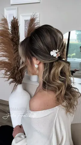 Easy romantic half down tutorial for brides! Perfect for any bridal look. ✨ When choosing the right hairstyle for your wedding, consider these three recommendations: Match your hairstyle to your dress: Ensure your hairstyle complements the neckline, silhouette, and overall style of your wedding gown. So firstly you choose the dress and after the hairstyle! Consult with your hairstylist: Schedule a trial session to discuss your vision, hair type, and any accessories you plan to wear. It's possible that the hairstyle you want will not  Think about your veil or headpiece: Coordinate your hairstyle with your chosen veil or headpiece, ensuring it fits securely and complements the overall bridal look. Share in the comments any other considerations you're making for your wedding look! Bridal hair accessory @mylovelyblossom  #juliafratichelli #juliafratichellibridalstylist #halfdown #halfdownhalfup #curlyhair #hairstyletutorial #hairstyletutorials #hairtutorial #hairstyleideas #stepbystephair #stepbystephairstyle #frisur #brautfrisur #brautfrisuren 