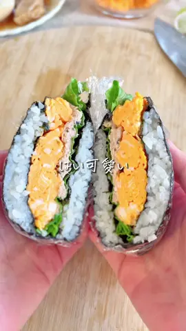 レシピはこちら☀️↓ 　 【パタパタおにぎり】 　 折りたたむだけ！！ めっちゃ簡単に おにぎらずが作れる😍 子供と一緒に 好きな具を乗せて作るのも 楽しいね🥰 朝ごはんや 春休みのお昼にも🫶🏻 動画に出てきた “鶏チャーシュー”と“煮卵”も めちゃくちゃ簡単にできるから 次回投稿します🫡 フォローして待っててね🫰🏻 　 　 ✏️材料 　 ☑︎海苔　１枚 ☑︎ごはん　適量 ☑︎お好きな具　適量 　今回は… 　⭐︎ツナマヨ 　⭐︎卵焼き 　★鶏チャーシュー 　★煮卵 　 　 🍳作り方 　 ①海苔の右側2ヶ所にごはん、 　反対側の2ヶ所に具を乗せる ②真ん中に半分切り込みを入れて、 　３回折りたたむ 　 　 💡簡単ワンポイント 　 欲張って具を入れすぎると、 畳めないよ！！🤣 　 ＝＝＝＝＝＝＝＝＝＝＝＝＝＝＝ 　 ＼ぽっけ夫婦です🙋🏻‍♂️🙋🏻‍♀️／ ここまで読んでくれてありがとう❣️ “思わずマネしたくなる” 簡単で美味しいレシピを日々発信中📢 　 𓂃ちょっとの工夫でラクに楽しく𓂃‪𓈒𓏸 いつでも作れるように 【セーブ】しておくと便利👏🏻 【いいね♡】で応援してね！ 【コメント】喜んでお返事してます🫶🏻 お気軽にッ✨ ＝＝＝＝＝＝＝＝＝＝＝＝＝＝＝ #10分レシピ #ラクうまレシピ #簡単レシピ #おうちごはん #おにぎらず #朝ごはん #おにぎりレシピ #子供レシピ 