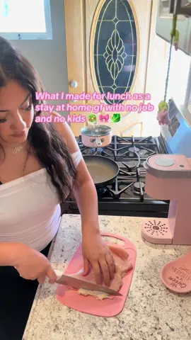 Dont worry guys i washed down the knife and cutting board very good before the veggies!!!🥰 i usually always do veggies first #fyp #cooking #pink #cookingvlog #lunchideas #salad #fy #relationships #girly 