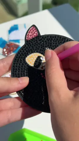 Lari experimenta: Pintura com Cristais! 💎 O que eu amei esse hobby vocês não tem ideiaaaaa! É super gostoso e fácil! E esse kit de porta copos de gatinho são muito lindos! ✨Facilidade: nível super fácil 🪲Nível de experiência prévia: nenhum ⏰Tempo: depende do seu ritmo mas cerca de 45min a 1h por porta copos 🖌️Materiais: kit da @pinturacomcristais 📌Onde fazer: onde quiser (: E aí, é esse o seu hobby ideal? 🎟️🎟️ cupom de desconto: LARIMUCH 🎟️🎟️  #hobby #hobbies #diamondpainting #pintura #artesanato #craft #DIY 