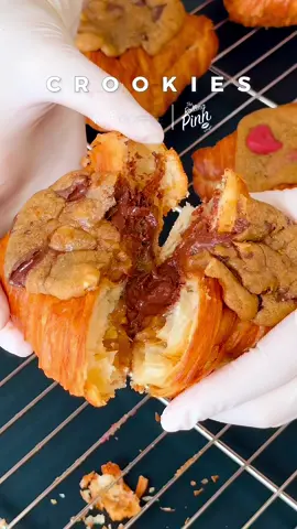 ขนมที่ไวรัลที่สุดในตอนนี้กับ Croissant🥐+🍪 🍫MAMA OG Crookies กับรสชาติ Chocolate เข้มข้นเข้ากับครัวซองหอมเนยสูตรพิเศษจาก RISE COFFEE   🍓PBJ Cookies เปรี้ยวหวานจากแยมสตอวเบอร์รี่กับเนยถั่วที่เข้ากันอย่างลงตัว #crookie #crookies #croissant #ครัวซองต์ #คุกกี้ #therollingpinn 