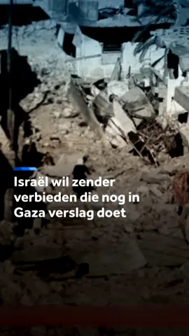Dat de wereld weet wat er in Gaza gebeurt, hebben we voor een belangrijk deel te danken aan Al Jazeera. De Arabische nieuwszender is één van de weinigen die vanuit Gaza verslag doet. Maar de Israëlische premier Nethanyahu beschuldigt Al Jazeera van banden met Hamas en wil de zender nu verbieden. Veel landen, waaronder de VS, en verschillende organisaties noemen het verbod zorgelijk. #nieuws #nieuwsuur #gaza #israël #netanyahu #oorlog #televisie