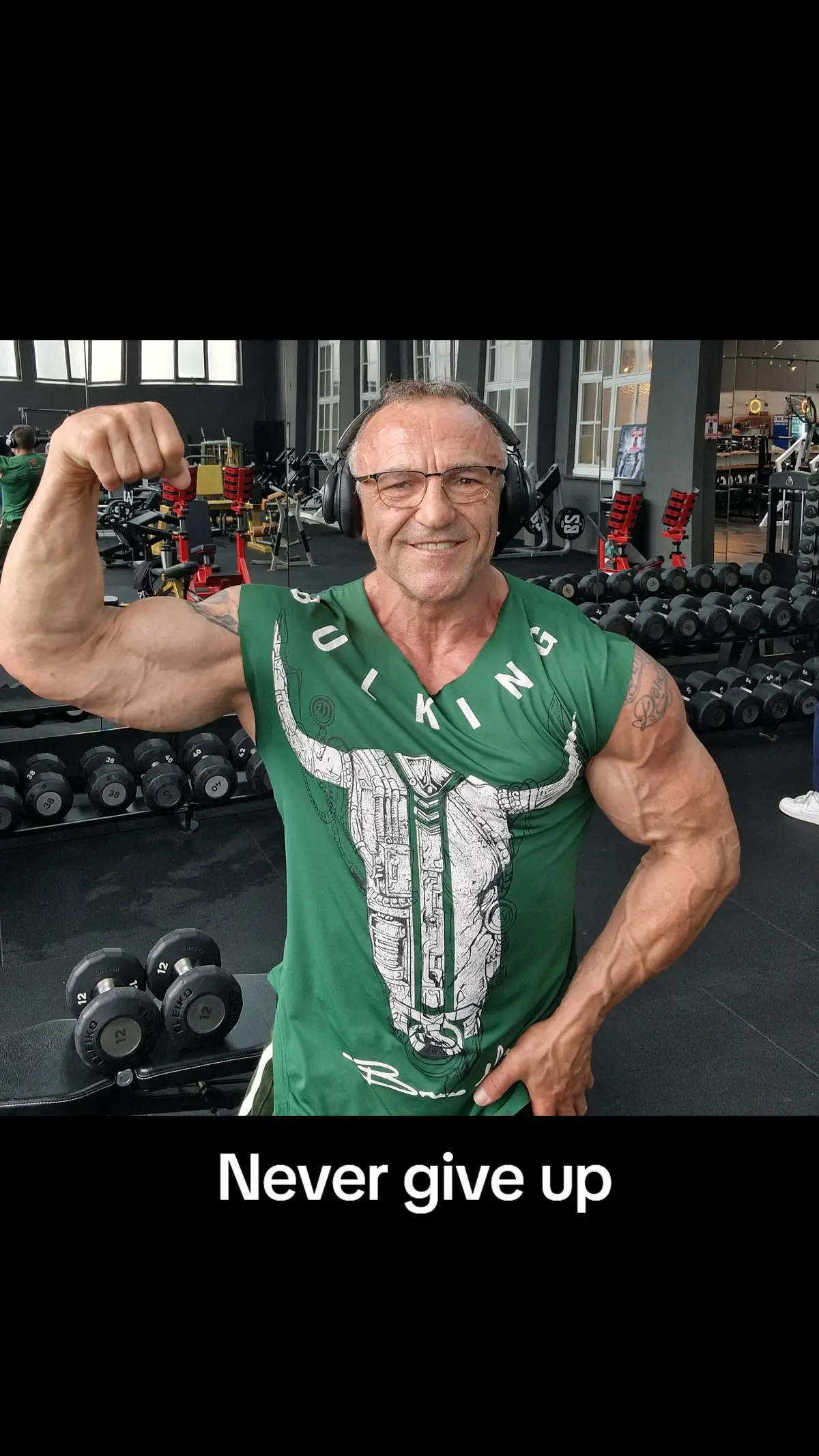 #oldman #oldmanpower #fitnessmotivation #fitnesspower #bodybuilder #bodybuilding #gladiator #schultertraining 