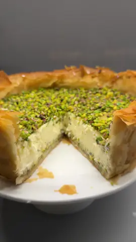 Baklava cheesecake Tabanı icin 10 yaprak  baklavalık yufka 125 gr tereyagı 1 su bardagı fıstık veya ceviz 2 yemek kasıgı pudra  sekeri  1 yemek kasıgı bal Serbeti icin 1 su bardagı su 1 su bardagı seker 2-3 damla limon suyu Kreması icin 600  gr kwark veya suzme yogurt (suzme yogurt veya labnede olur.Ama labne ile biraz agır oluyor,yada yari yariya kullanin 1 su bardagı seker 1 paket vanilya sekeri 200 ml sıvı krema 2 yemek kasigi ı un 1 yemek kasıgı nısasta 3 adet yumurta Oncelikle serbetini hazırlayın sogusun.Suyu,sekeri ve limonu kucuk tencereye alın karıstırarak erıtın.Kaynamaya baslayın orta atesde 10 dakıka kaynatıp kenara alın 22 cm lik kekepceli kalıbın tabanıma kagıt koyup kenarlarını tereyag ıle yaglayın.125 gr tereyagını eritip icine 1-2 kasik pudra sekeri dokun. baklavalık yufkaları kalıba teker teker dısa bıraz tasacak kadar yerlestirip fırcayla her yufkada bir guzelce yaglayin.Kenarlarını kesin.Ben biraz gosterisli olsun dıye yuksek kestim.Kenarlardan kestiginiz yufkaları ortaya koyup tekrar yaglayı.kenar uc kısıları ıyı yaglayın ki guzel kızarsın Bir kaseye fıstıgı,3 kasık eritilmi tereyagını,pudra sekeri  ve balı koyup karıstırın.Kalıba dokup esıt sekılde bastırarak yayın. Krema ıcın Kwark,seker ve vanılyayı cırpın. unu,nısastayı ve kremayı da  ekleyip biraz daha cırptıktan sonra teker teker yumurtaları ekleyip karıstırın.Kremayi kslıba dokun Fırının tabanına veya ayni hizaya1 kase su koyun.Onceden ısıtılmıs 170 derece alt ust ayarda ortanin bir alt bolumunde cheescake i guzelce pisirin.Yaklasık 1 saat de pisiyor.Fırının kapagını acıp yarım saat fırında bekletip cıkarın. Fırından cıkınca yarim saat dakika oda sıcaklıgında bekletip bolca fistik dokun.sogumus serbeti bolca kenarlarına ve ortasina dokun.1-2 yemek kasigida bal gezdirin.1 gece buzdolabında dinlendirip  kalıptan cokarıp servis yapın.Afiyetle  #tatli #cheesecake #baklavacheesecake 