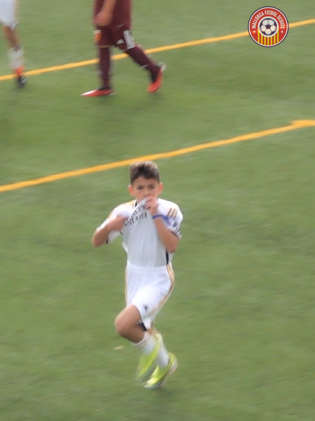 Adrian Rodriguez #10 del Real Madrid Alevin Sub11, fue de los mas destacados de su equipo, con varias anotaciones durante todas las fases del torneo, en esta después de una buena jugada colectiva con asistencia de Gonzalo Romeral #3, clava este zurdazo al ángulo, para dar ventaja a su equipo sobre el San Francisco en la Sport Cup Mallorca. Este partido puedes verlo completo y en full HD en nuestro canal de Youtube 🏆🍿 #RealMadrid #realmadridacademy #Mallorca #Viral #fyp #FutbolBase #JovenesTalentos #Gol #España #Futbol #Talento #real #realmadridfc