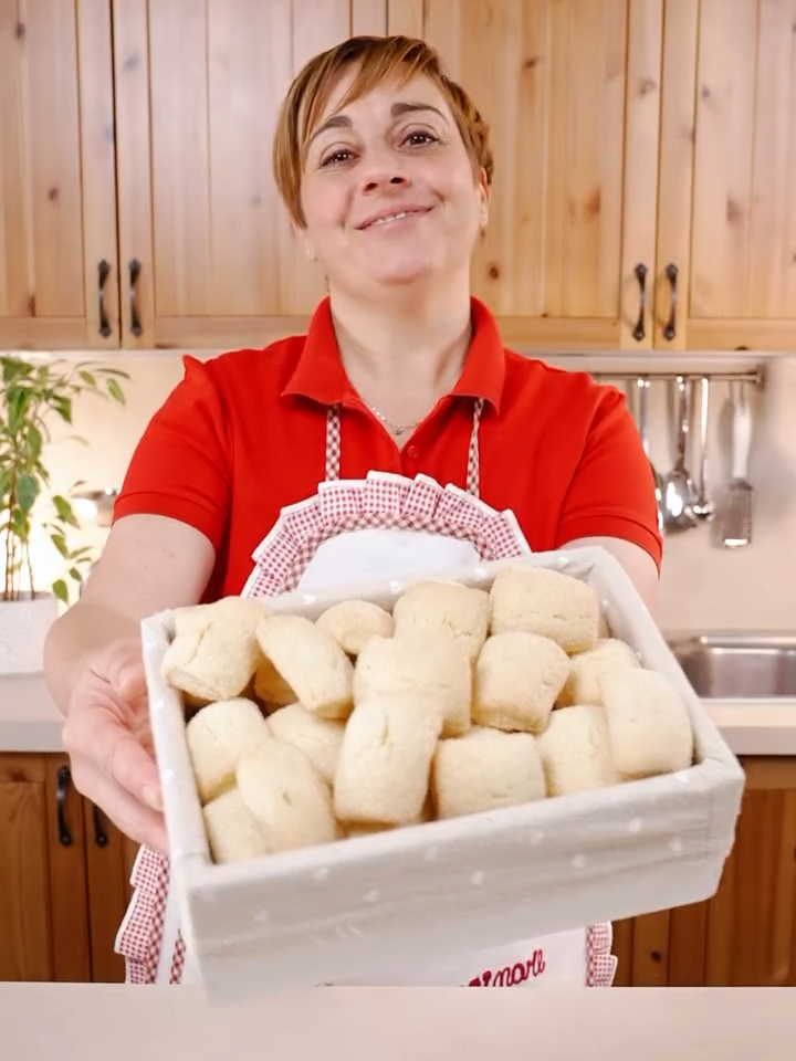 BISCOTTI FACILISSIMI  SENZA UOVA E SENZA BURRO Prepariamo insieme i biscotti senza uova e senza burro: al latte, semplici e veloci, perfetti quando abbiamo poco tempo a disposizione. INGREDIENTI 150 gr di latte (o bevanda vegetale) 120 gr di olio di semi di girasole 120 gr di zucchero Buccia di 1 limone grattugiata 1 bustina di vanillina 1/2 bustina (8gr) di lievito per dolci 450 gr di farina PROCEDIMENTO In una ciotola versiamo il latte, l’olio di semi di girasole e lo zucchero. Aggiungiamo la buccia grattugiata di un limone, la bustina di vanillina e la mezza bustina di lievito per dolci. Iniziamo a mescolare con la forchetta o con le mani e aggiungiamo la farina un po’ alla volta. Trasferiamoci sul piano e continuiamo a lavorare fino a ottenere un impasto liscio e morbido. Una volta pronto l’impasto, prepariamo una ciotola con dello zucchero. Prendiamo un pezzo dell’impasto, con le mani creiamo delle strisce, arrotoliamole un po’ e con un coltello le tagliamo a tocchetti di circa 3-4 cm, dando forma ai nostri biscotti. Passiamoli nello zucchero. Mettiamo i biscotti sulla teglia ricoperta di carta forno e facciamo cuocere in forno statico a 180 °C per 20 minuti, oppure in forno ventilato, a 170 °C per lo stesso tempo. Una volta cotti i biscotti, facciamoli raffreddare completamente e conserviamoli in una scatola di latta chiusi ermeticamente o in un contenitore di vetro per biscotti. Resteranno fragranti per 7-8 giorni. #biscotti #senzaburro #senzauova #biscottisenzaburro #biscottisenzauova #ricettafacile #recipe #fattoincasadabenedetta #benedettarossi #fattoincasapervoi