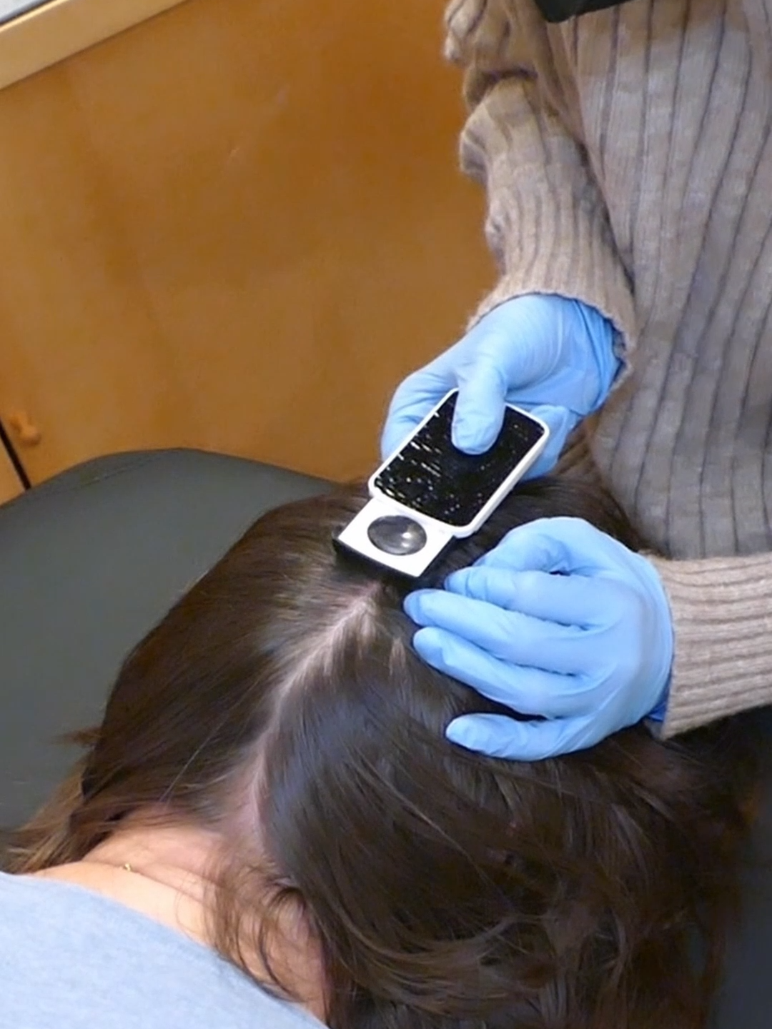 ASMR 3 MINUTES of ASMR Sensory Tests on SCALP with TREATMENT (Real Person) #asmr #asmrsounds #asmrvideo #asmrtiktoks #scalp #scalpcheck #asmrsensory #asmrroleplay #asmrmedical #asmrdoctorroleplay