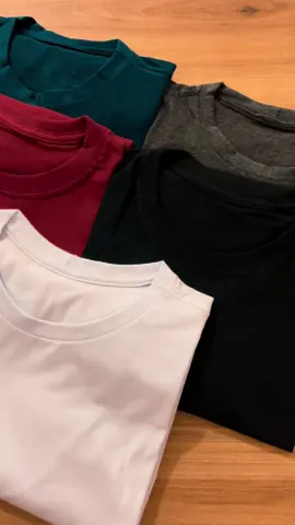 A Camiseta Básica Masculina HG, confeccionada em malha de 100% algodão. A modelagem é ampla com caimento solto. Extremamente essencial no guarda roupa de todos os gêneros, a camiseta é uma peça que pode, e deve ser utilizada todos os dias, em inúmeras ocasiões.# . . Vista-se com elegância, vista-se com HG Compre pelo WhatsApp: (11) 95966-4224 . . #camisetas #camisetaspersonalizadas #homem #estilo 