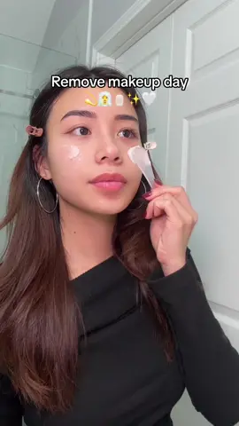 Tip: I use facial steamer 2-3times a week before remove my makeup. 🧖‍♀️ Facial steamer helps open pores, remove dirt, oil, and impurities, soften debris, and promotes thorough cleansing, better absorption of skincare products.  Skincare list: @mixsoon_intl centella  cleanser water @esteelauder cleansing balm @roundlab.global cleansing foam @tirtir_global milky toner  @mediheal_us Retinol Collagen Ampoule Lifting Mask  #skincaretips #mask #tips #skincareproducts #skincareroutine #skincaregirlies #asmr #skinglow #skincarecommunity #glowingskin #skincareblogger #facialsteamer 