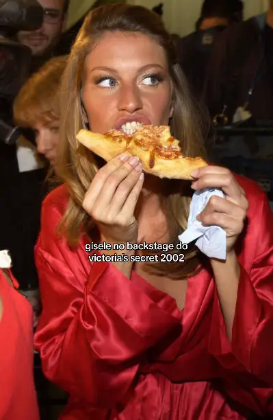 MUSA #GiseleBundchen no backstage do desfile da victoria’s secret em 2002 😮‍💨🌟 #victoriassecret #backstage #model 