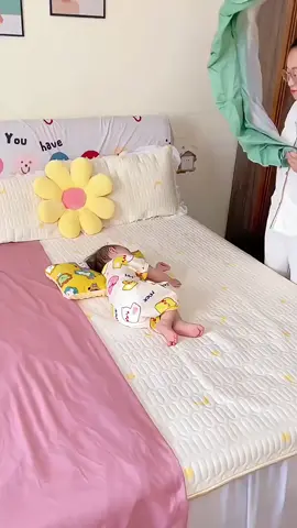 The weather is hot, and mosquitoes especially like babies, so I bought a foldable mosquito net early to help the baby sleep more peacefully. It opens and closes silently and is easy to fold and store #mother-infantgoodthings  #foldmosquitonet