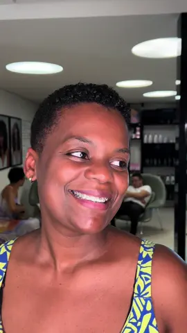 Hoje vamos mostrar o dia em que a Janaína decidiu ser uma mulher livre das químicas e floresceu com seu cabelo natural!🌺😍👏✨ Assista até o final e comente aqui o que achou desse resultado!👇🏼💖 . . . . . . . . . . #transiçaocapilar #fimdatransiçaocapilar #transicaocapilar💜 #bigchop #bc 