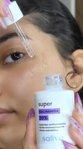 Lançamento exclusivo! a nova linha Super Ativos da @Sallve que conta com 5 novos séruns super potentes e fórmulas com a máxima concentração.  E sim, o meu escolhido, e agora favorito do momento, foi o Super sérum de Niacinamida 20% ✨ Com uma fórmula inovadora que combina niacinamida a 20%, peptídeo uniformizador, ácido tranexâmico a 3%, e ácido mandélico, este sérum é um verdadeiro herói na luta contra as marcas de pele. E após semanas de testes, com muito orgulho e confiança, anuncio que a inovadora fórmula de Niacinamida 20% superou todas as minhas expectativas nos testes! Está mais do que pronta para elevar sua rotina de skincare.  Ele não só suaviza as marcas já existentes, mas também previne o aparecimento de novas, garantindo uma pele mais uniforme e radiante, além da sua textura super levinha e de fácil absorção, não tem como ficar melhor né? na verdade tem sim! seu tratamento se mantém por baixo de maquiagem, e não esfarela! 🥹🥰 agora sim, podemos dizer que esse foi o meu Super lançamento favorito do ano! 💜 #sallveskincare 