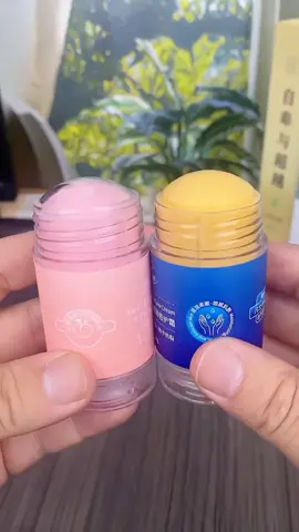 The previous one was too troublesome to pick and apply with your hands. The newly upgraded Vaseline Double Protection Stick can be used by rotating it directly#vaselinemoisturizingcream #vaselinedrycrackingstick #handandfootcare #tiktok #fyp #foryou 