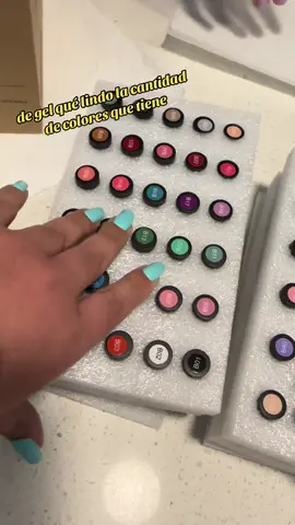 La variedad de colores que tiene es increíble, están bien bonitos. Con certeza les puedo decir que mi hija está feliz con su set de pinturas. Ella de toda la vida se a comido las uñas y ya lleva un casi un mes que a logrado con dificultad dejar esa costumbre.  Yo lo primero que hice al ver este set aquí en TikTok fue pensar en ella, así que decidí pedirlo para que practique como pintarse las uñas y bueno quería sorprenderla.