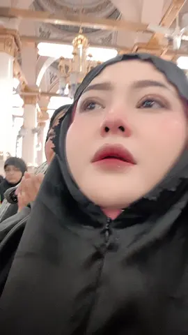 Bisa bertemu dengan Kekasih Allah yg terkasih nikmat yg sangat luar biasa tangisku pecah di raudah seolah dunia ini kecil dan aku hanya lah debu diantara lautan manusia lainnya ,,,  #fypシ゚viral #fyppppppppppppppppppppppp #renymuabanjarmasin #renymua #madinah #makamnabimuhammad #makamnabimuhammadsaw #kekasihallah 