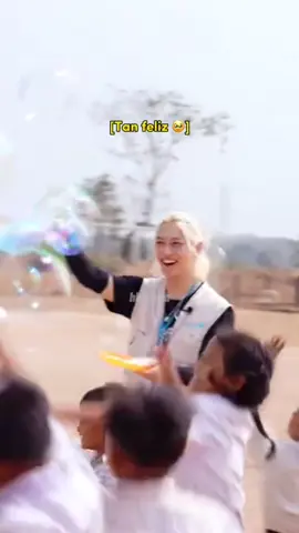 Felix enseñando y jugando con los niños de Laos 🥰♥️ #스트레이키즈 #stay #straykids #skz #felix #unicef #laos #kpop #kids #Love 