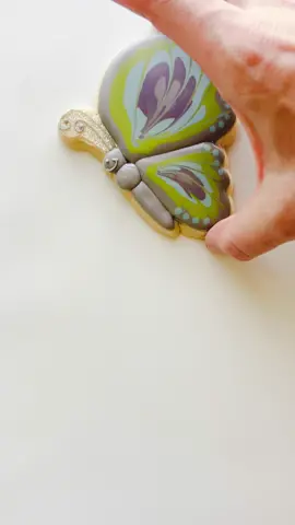 🌷🦋 Flower cookie cutter is from KaleidaCuts. #creatorsearchinsights #bakersoftiktok #cookiedecorating #cookies 