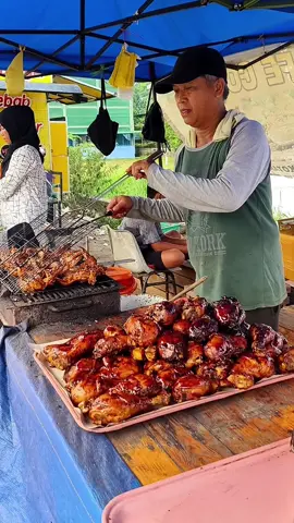 AYAM BAKAR MADU!!  Dari sekian yang jualan di bazaar ramadhan di Tiban 1, ayam bakar madu upin ipin ini menarik perhatian banget. Dari jauh aja warna nya yang coklat mengkilat da bikin tertarik banget.  Yang dijual adalah potongan paha dan sayap yah, ukurannya termasuk besar. Rasanya ke gurih manis dari madunya. Jualannya sampai tanggal 8 April ini aja yah  bagi yang pengen cobain jangan sampai ketinggalan.  LEVELICIOUS : 8 / 10 Alamat: AYAM BAKAR MADU UPIN IPIN Deretan Gor Voli Tiban 1 Harga: 18000/pcs Buka: 15.30 - 19.00 (jualan pas bulan puasa aja)  #ayambakar  #ayambakarmadu  #ayambakarenak  #ayambakarkecap  #kulinerkakilima #batamstreetfood  #bazaarramadhan  #batamkuliner #kulinerbatam #kulinertiban #streetfoodtraveller #batamliciouz