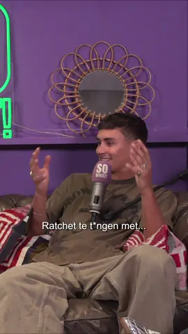 Liefde op het eerste gezicht… Of toch niet? 🫣 In de gloednieuwe aflevering bespreken Noa en Julia alles over hun relaties met niemand minder dan (hoe kan het ook anders) hun vriendjes! Dyon en Stan schuiven deze aflevering aan en vertellen over hun eerste ontmoeting met de meiden én hun grootste frustraties. Via de link in bio kan je de hele aflevering vinden 💜 #sowhatnl #vj #voorjou #voorjoupagina 