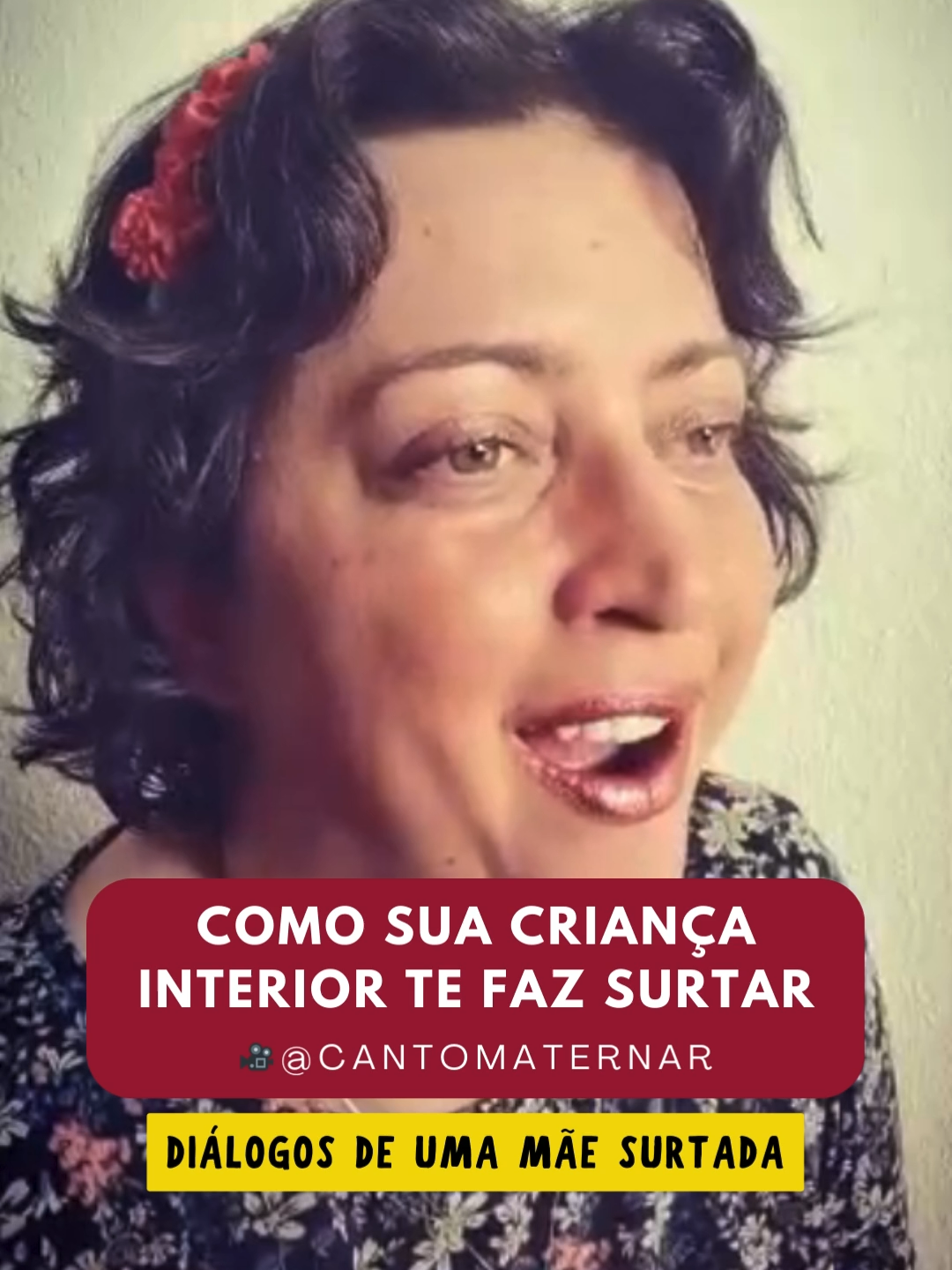 Amanhã tem a primeira aula da Série Gratuita SURTOS MATERNOS!! 👇 🙋‍♀ Toque no link da bio doperfil para fazer sua inscrição gratuita Desde que recuperei o contato com minha criança interior, é impressionante como reconheço o tempo todo ela atuando dentro de mim. Fica muito mais fácil eu entender meu incômodo em situações desafiadoras com minha filha, fica claro que não é ela que está me provocando (como adoramos acreditar), mas eu que estou entrando em contato com uma dor do meu passado e me sentindo cutucada. Minha mãe se irritava muito quando eu e minha irmã nos distraíamos durante as leituras que ela fazia pra nós. Até que um dia ela deu um basta e parou de ler pra nós.😢 Sempre que a Nara se distraía enquanto eu lia pra ela, eu me sentia mega desrespeitada, louca pra dar uma bronca nela. Mas eu percebi que era minha criança interior que estava ressentida de ter sido castigada pela distração e queria exigir que minha filha 