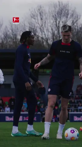👀 On a fait replay, on n'a toujours pas compris comment il fait Benjamin Sesko !  #Sesko #bundesliga #rbleipzig #football #soccer #sports #skills #leipzig #sportstiktok
