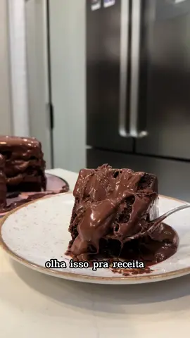 Receita: Massa- 3 ovos 1 xícara de açúcar 1/2 xícara de óleo 1 xícara de leite 1 xícara de chocolate em pó 50% ou cacau em pó 2 xícaras de farinha de trigo 1 colher de sopa de fermento Forno pré aquecido a 180° por mais ou menos 40min depende do forno e da forma. Recheio- 400g de chocolate (misturei o meio amargor com o ao leite) 360g de chantilly Cobertura- Chocolate meio amargo derretido ou um blend Calda-Água Leite condensado Chocolate em pó 50%