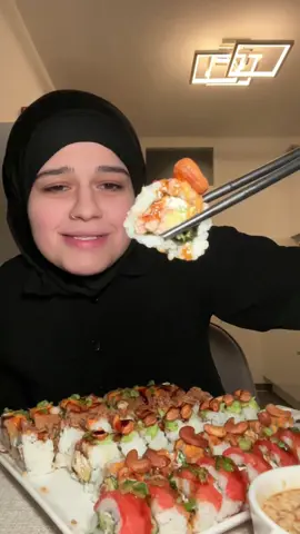 Sushi Taste Test  Erdnusssauce: 150 g Erdnüsse, gesalzen und geröstet  350 ml Kokosmilch 1 El Sesamöl  1/5 El Zitronesaft 1 El Sojasauce  1 Msp. Zucker  1 Msp. Knoblauch #sushi #Ramadan #iftar #food #essen #mukbang #fyp 