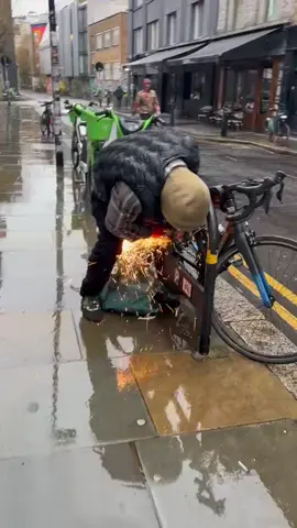 How easy is it to steal a bike in London. #towerhamlets 