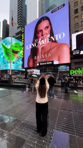 Simmmm nós aparecemos no telão da TIME SQUARE em NOVA YORK!  Estamos preparando o maior lançamento de todos… aguardem! ❤️#newyork #sonh #loja #semijoias #timesquare 