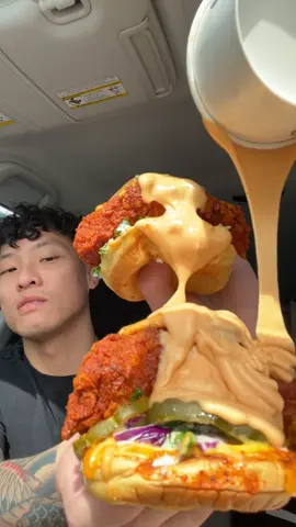 #daveshotchickensandwich with #davessauce #asmr #mukbang #daveshotchickenreview #hotchickensliders @ShhhhImEating #foodtiktok #daveshotchicken 