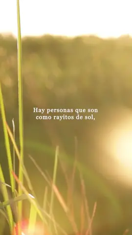Hay personas que son rayitos de sol, que tienen luz en su mirada, en su sonrisa, calor en sus palabras, en sus abrazos.  Hay personas que hacen que la vida sea un poquito más brillante.✨ Etiqueta a ti rayito de sol ☀️✨ #Love #relationships #couplelove #friendship #amistad 