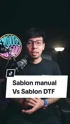 bagi kamu yang belum tahu apa sih perbedaan sablon manual ( plastisol, discharge,dll ) dengan sablon digital seperti DTF bisa disimak video penjelasan dari mas @hendydion  Bagaimana menurut kamu bagusan sablon manual atau DTF nih 🤔 #streetwear #edukasi #screenprinting #manualscreenprinting #silkscreenprinting #sablon #sablonmanual #sablondigital #localpride #lokallebihbaik #localprideindonesia #LocalRevolution #IndonesianClothingRevolution #letsburnit #clothingbrand #outfit #mensoutfit #menstyle #fyp #lebaranekstrasale #brandlokal 