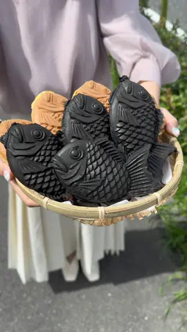 中身が意外な魅惑の黒いたい焼き🐟 竹炭とココアを混ぜた 特製の黒い生地で焼き上げた珍しいたい焼き！ 中身は濃厚なチョコレートとクリーミーな豆乳クリームが絶妙にマッチしていて 今まで食べたことの無い絶品たい焼きだったよ✨️ 超オススメ！ 📍名古屋 「八百屋たこ焼き壮」 くろいたいやき ¥250  #名古屋グルメ #愛知グルメ #たい焼き #japanesefood #longervideos 
