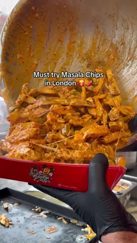The cheesy-cheesy, spicy-spicy, saucy-saucy chips are waiting for you 🍟🧀🌶️ #loadedfries #londonfoodie #londonfoodblog #londonfoodblogger #londonstreetfood #camdenmarket #londonfood #londoneats