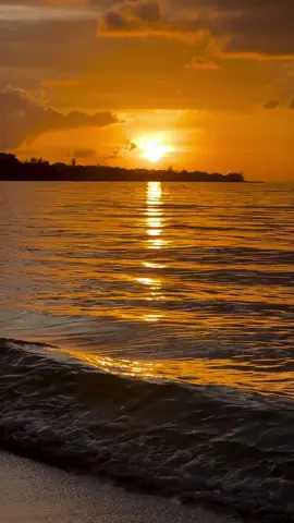 📍Jamaica                            #caribbeantiktok #foryou #sunset #fyp #caribbeansunset #beautifuldestinations #travel #beach #jamaica #goldenhour 