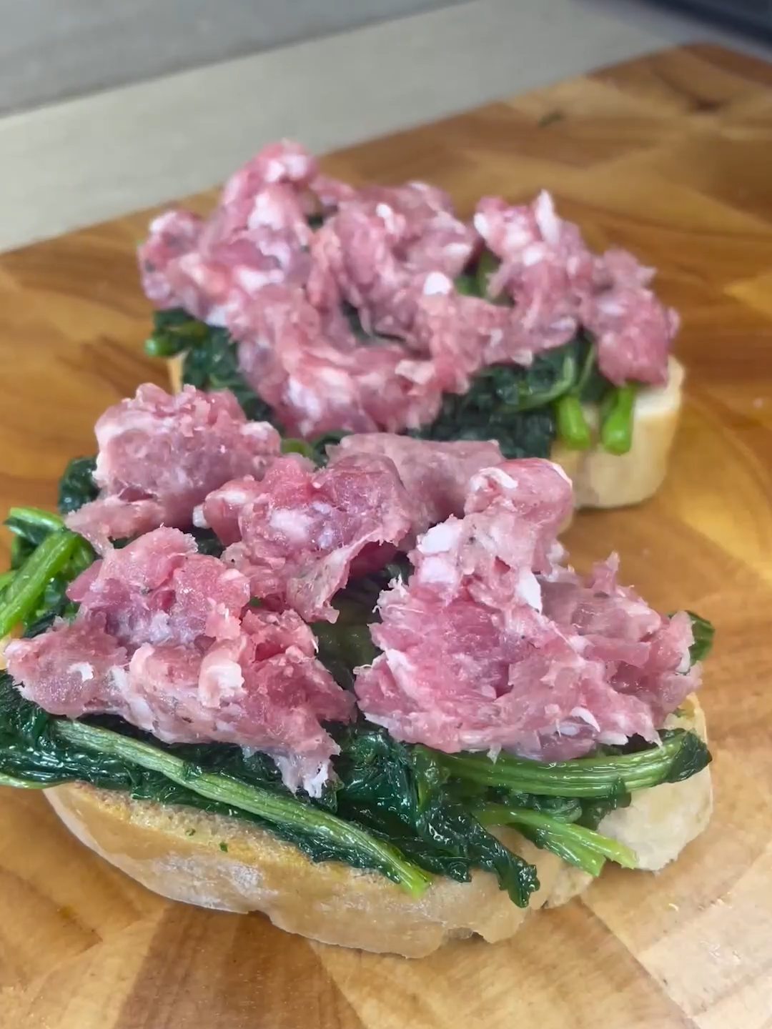 Questi crostoni con salsiccia e cime di rapa sono SPAZIALI!🤤 Perfetti come antipasto o per una cenetta in giardino! 🧑‍🍳Il nostro @micheleghedo  ci mostra come prepararli: 👉INGREDIENTI 2 salsicce 200g scamorza affumicata Una pagnotta 1 mazzo di cime di rapa 1 spicchio di aglio Peperoncino q.b. Olio evo q.b. Sale q.b. 👉PREPARAZIONE 1. Lava e pulisci le cime di rapa. 2. Sbollentale in acqua salta per 10 minuti. 3. Taglia il pane a fette. 4. Mettici sopra un cucchiaio di cime di rapa, un pò di salsiccia e qualche cubetto di scamorza affumicata. 5. Inforna i crostoni a 180° per circa 10 minuti. 6. I tuoi crostoni sono pronti da gustare. Consigli Ovviamente puoi farcire i crostoni con gli ingredienti che più ti piacciono! #cookist #crostoniconsalsiccia #salisiccia #cimedirapa #crostonoconlesalsicce