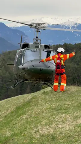Enjoy this sound. Austrian Airforce Agusta Bell 212 in the mountains #manöver #helicopter #hubschrauber #helicopter #Militär #militaryhelicopter #aviation #trainingarea #bell #bell212 #bundesheer #österreich🇦🇹 #berge #feuerwehr 