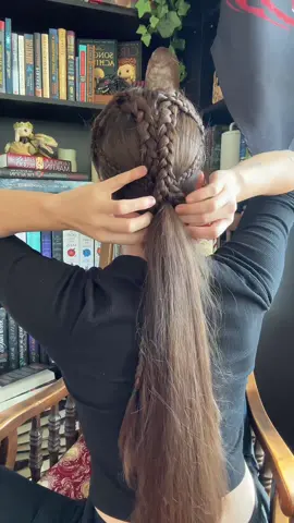 I don’t have unlimited hair like Daenerys so I had to adjust how I would do some of the braids for my hair versus if I had Dany’s magical/limitless wig too use. This is also why I didn’t leave out the front pieces like Dany because my hair is thinest around my hair line and I needed all the help I could get 🥲 #theprincewhowaspromised #houseofthedragon #gameofthrones #asoiaf #fireandblood #daenerystargaryen 