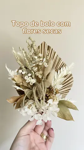 Topo de bolo com flores secas 🌾 #floressecas #arranjosflorais #flores #floresdesidratadas #confeitaria #bolocomtopo #topodebolo 