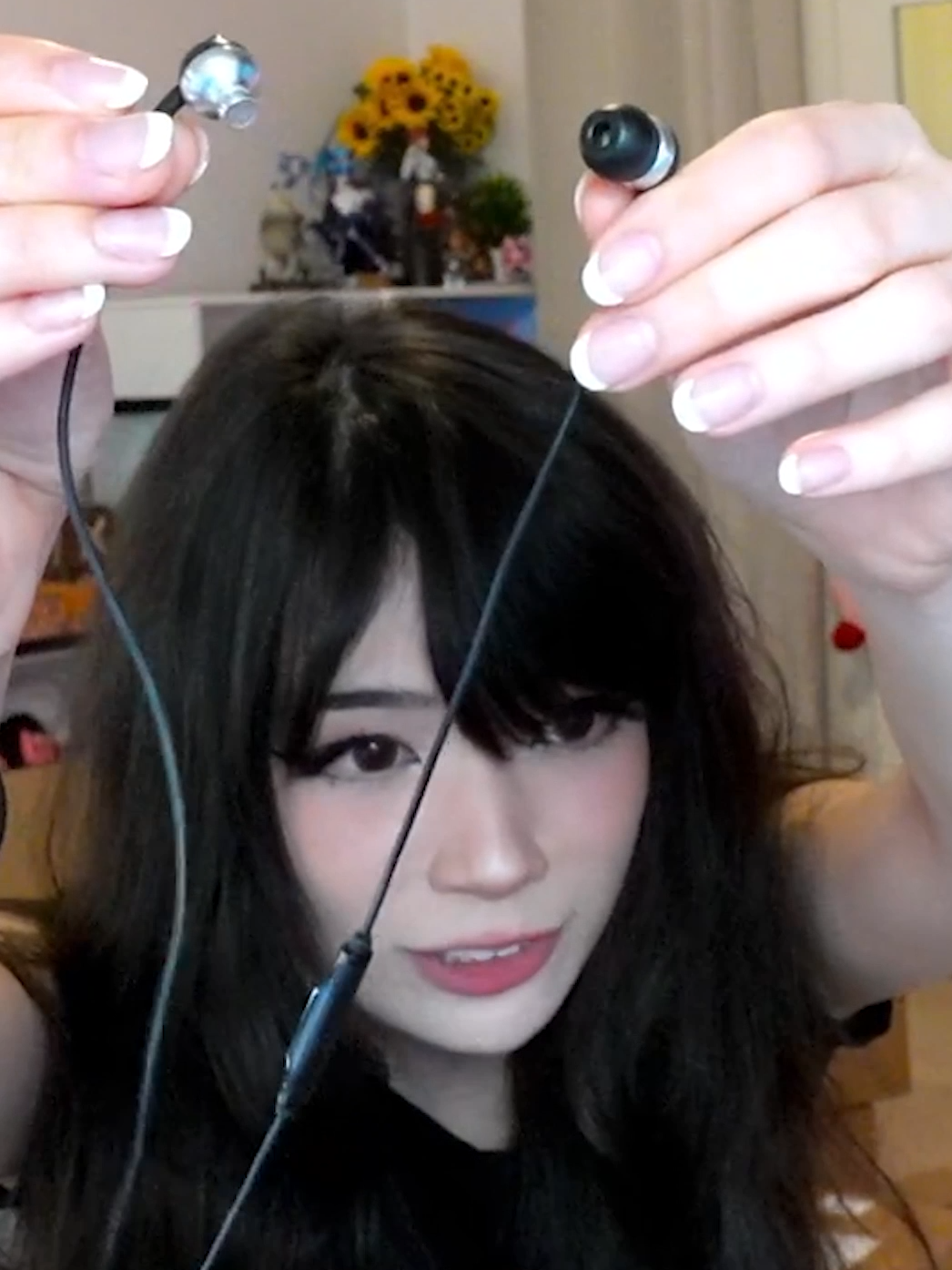 Emiru Replaces Her $7 Earbuds She Has Been Using For Years #emiru #emiruclips #twitch #streamers #earphones #funny #fyp